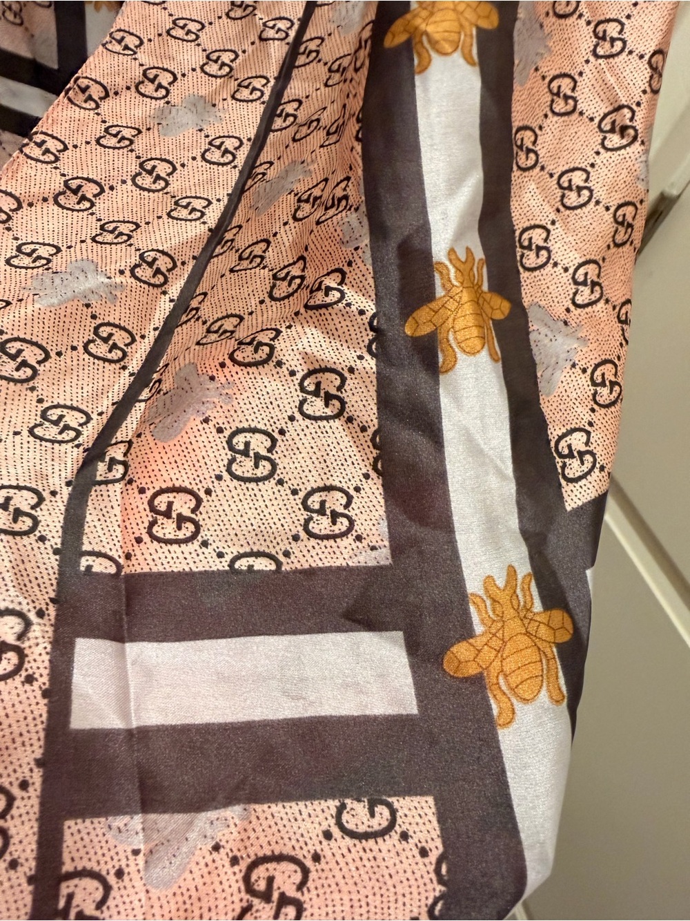 Gucci GG Supreme Bee
Print Silk Scarf 35*70 - Picture 3 of 6